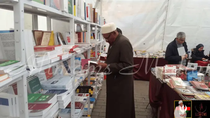 الإمام الصادق المهدي يزور معرض الكتاب التونسي