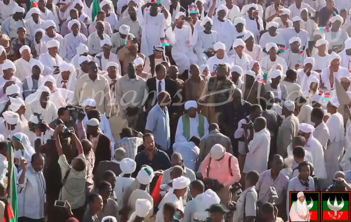 استقبال الإمام الصادق المهدي في ساحة مسجد الإمام عبدالرحمن