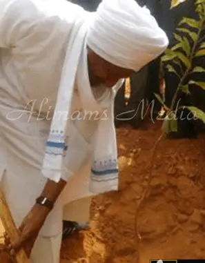 الإمام الصادق المهدي يغرس شجرة الأمل لعمارة الأرض