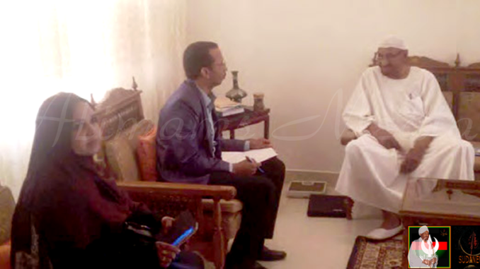 الإمام الصادق المهدي مع فريق الإذاعة السودانية