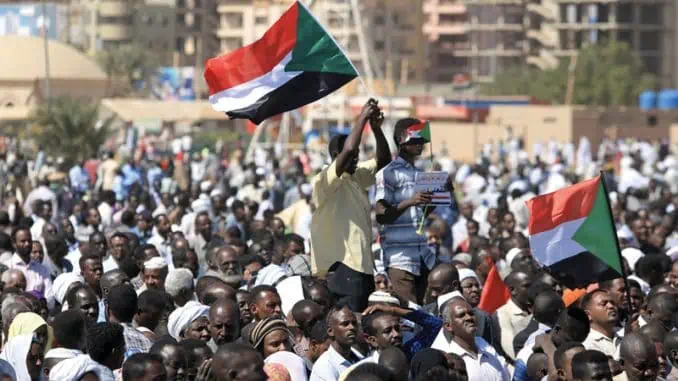 ناس رافعين علم السودان
