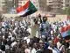 ناس رافعين علم السودان
