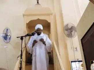 الإمام الصادق المهدي في مسجد الإمام عبدالرحمن