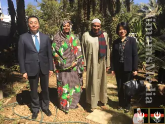 الإمام الصادق المهدي و د. مريم المنصورة مع المبعوثة الصينية و السفير الصيني