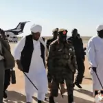 الإمام الصادق المهدي والوفد المرافق له في مطار الجنينة