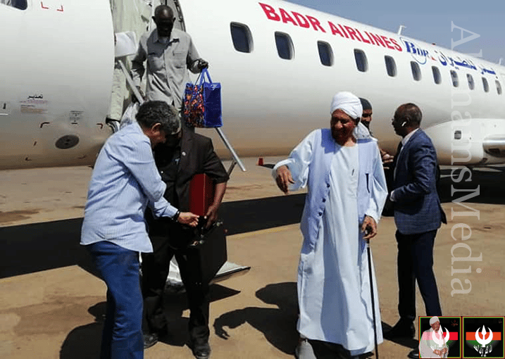الإمام الصادق المهدي في مطار الخرطوم
